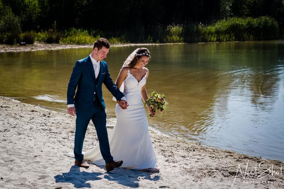 esther in haar trouwjurk met haar man